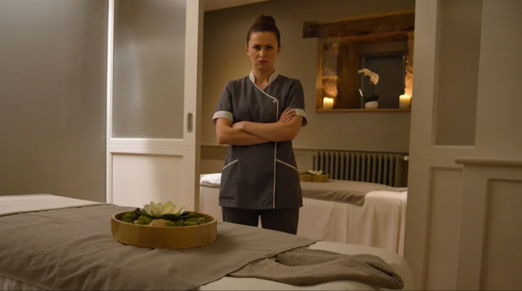 Esthéticienne dans une cabine vide illustrant la difficulté à remplir institut et salon